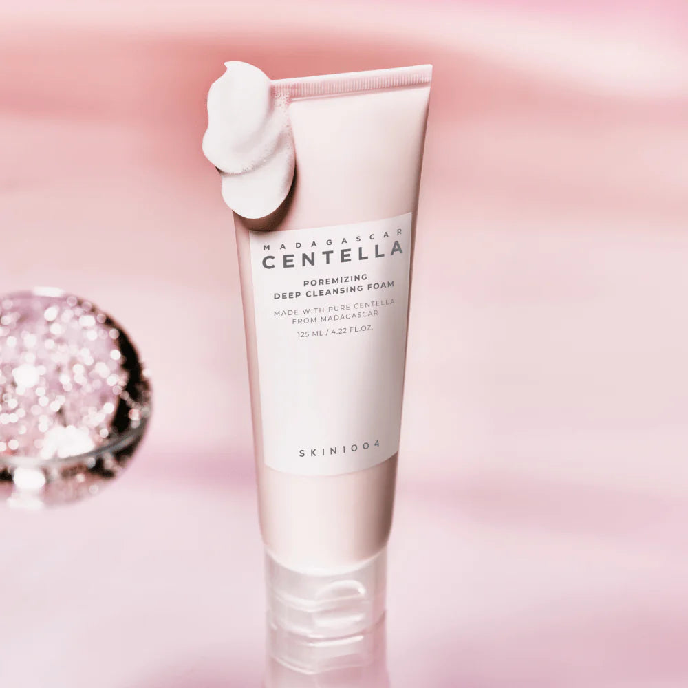 غسول رغوي منظف عميق للمسام بخلاصة نبات السنتيلا من مدغشقر من SKIN1004